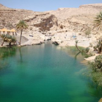 Omanilainen wadi eli osittain kuivunut joenuoma