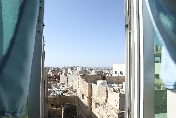 Näkymä Irbidin pakolaisleirille toimiston ikkunasta Kuva Hussein Amri